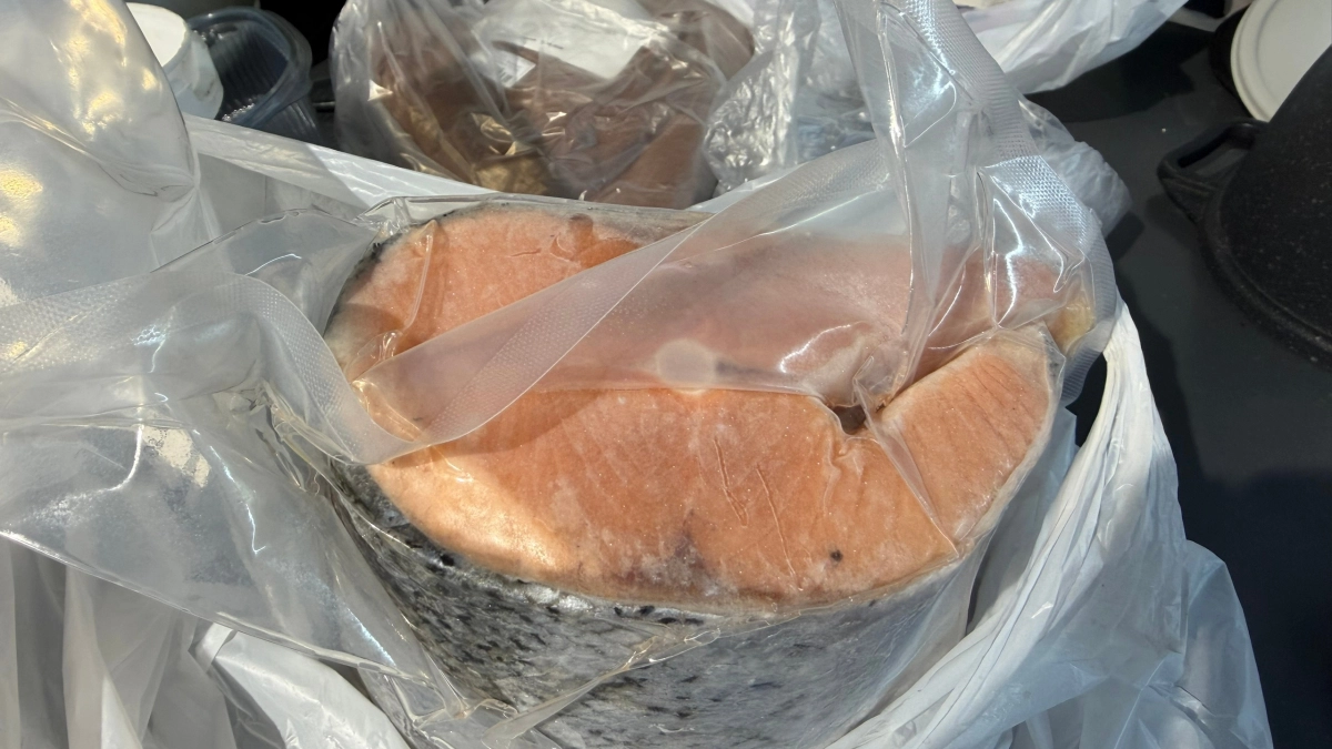 Не счищайте чешую и не пилите ножом: как разделать красную рыбу на филе без единой косточки — гид от шеф-повара