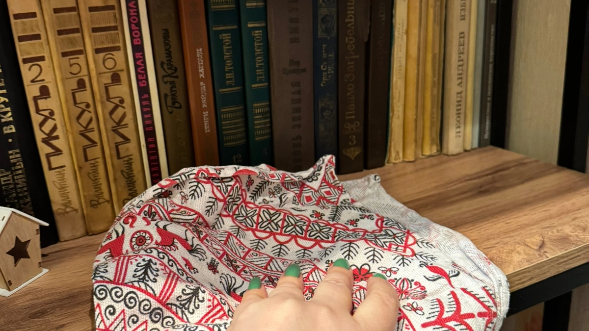 Я потратила кучу денег на дорогие средства от пыли, а помогла обычная микрофибра и кондиционер для белья. Делюсь проверенной схемой