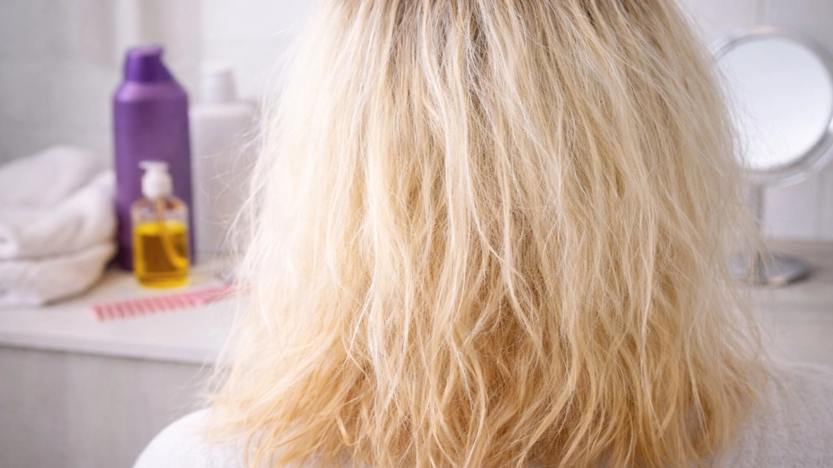 Почему обесцвеченные волосы быстро теряют ухоженный вид, даже когда кажется, что уход уже стал очень тщательным
