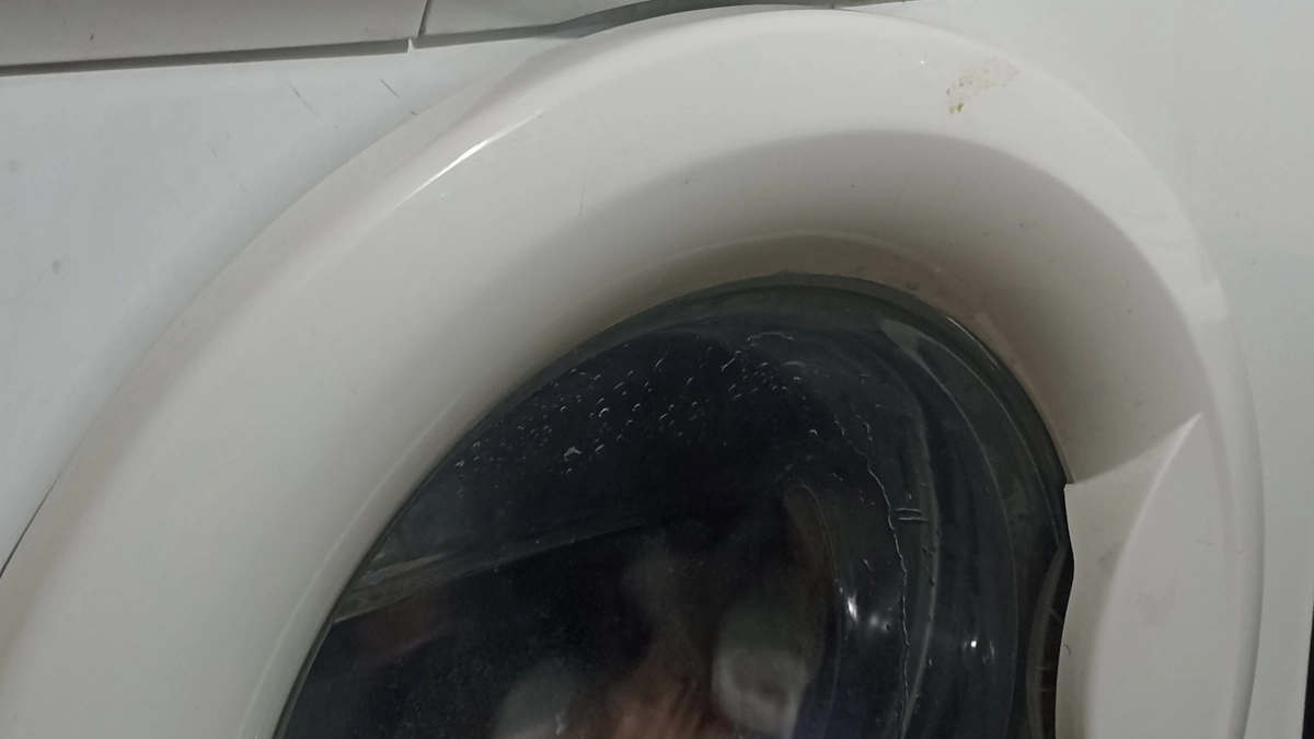 Хотите, чтобы джинсы не пузырились на коленях, бюстгальтер не рвался, а свитера не скатывались в войлок? Не делайте это так часто