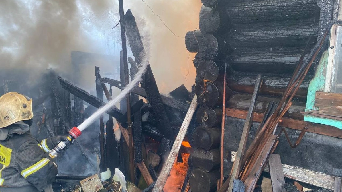 17 спасателей реагировали на два пожара в Кировской области