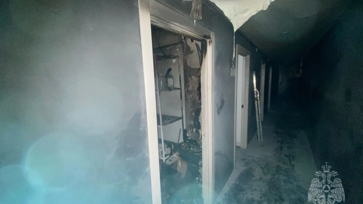 20 жильцов дома эвакуировали из-за пожара в гостинице в центре Кирова