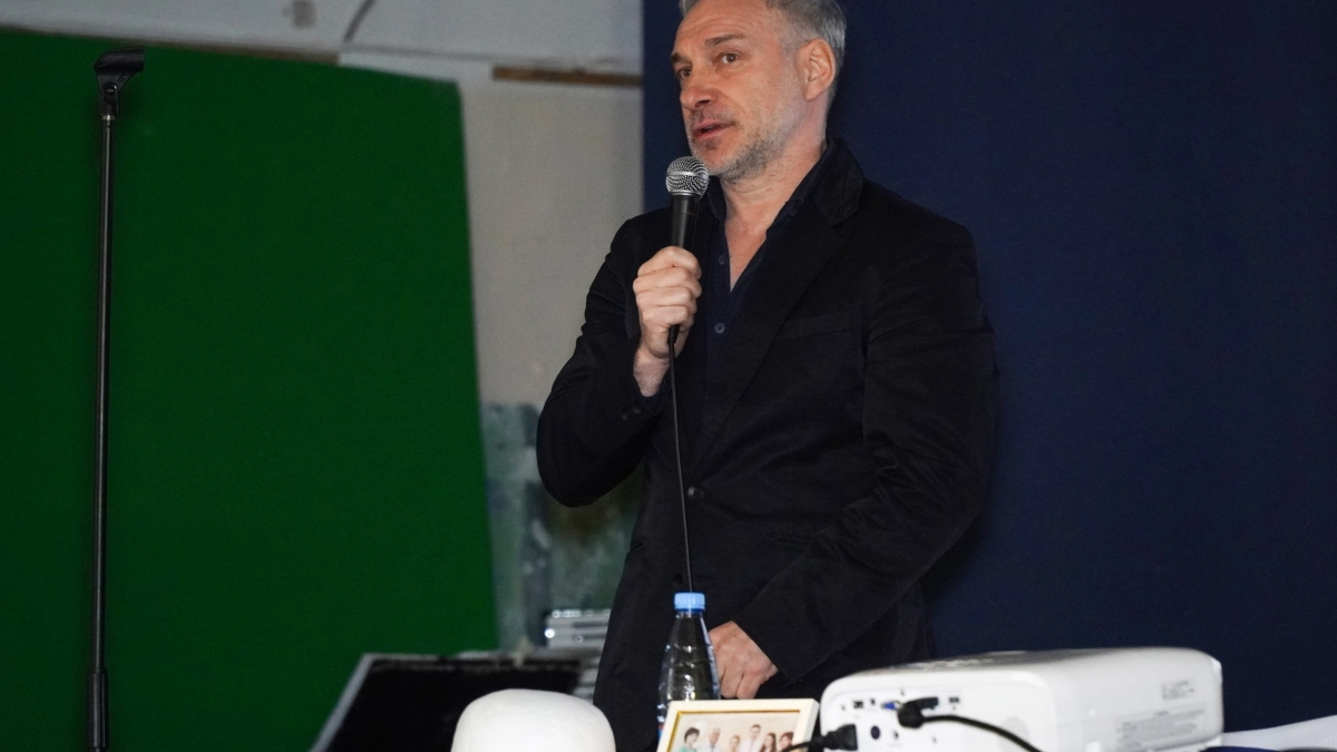 Актер сериалов "Глухарь" (18+) и "Тайны следствия" (18+) выступил перед чепецкими заключенными