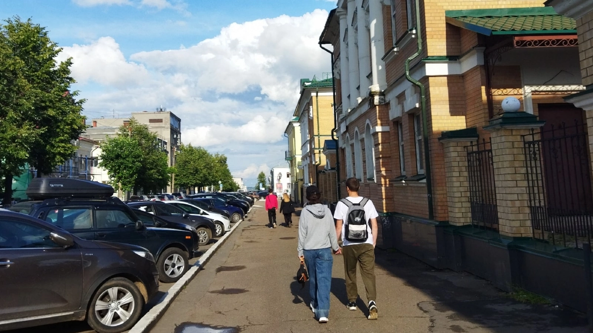 Май — месяц, когда чувства расцветают пышным цветом: активные свидания для Овнов, уют для Раков, приключения для Стрельцов