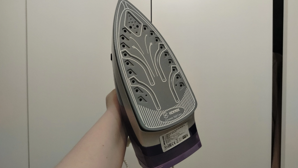 Утюг начал пачкать одежду и плохо скользит? Есть простой способ убрать нагар всего за 5 минут