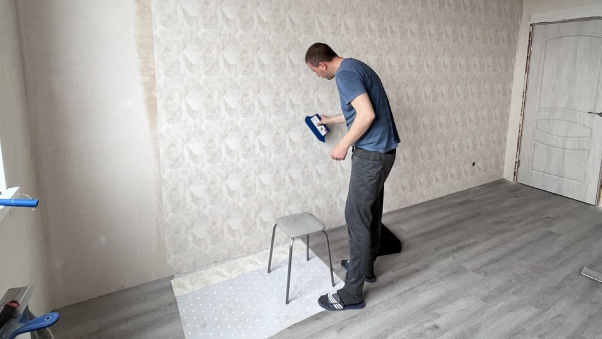 И на виниловые, и на флизелиновые: как сделать стык обоев незаметным при помощи шпателя