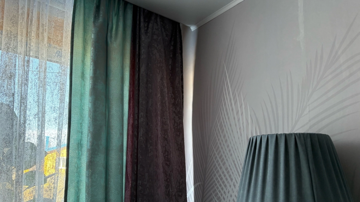 Муж хотел купить массивный карниз, а я настояла на потолочной направляющей. Была права: потолки визуально поднялись, комната стала больше