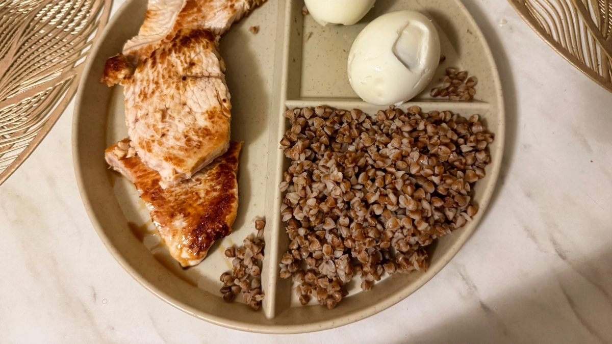 Осталась гречка со вчерашнего дня? 3 быстрых ужина за 15 минут, которые съедят до последней ложки