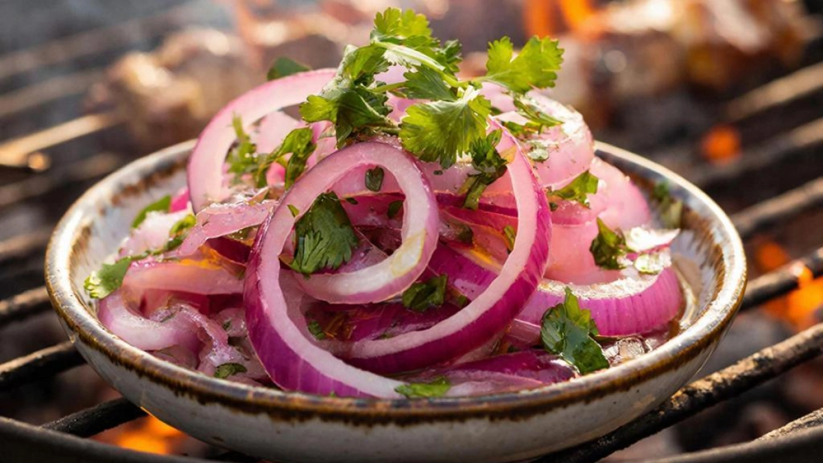 Почему в сочинских шашлычных лук исчезает быстрее мяса? Вот их фирменный рецепт без уксуса