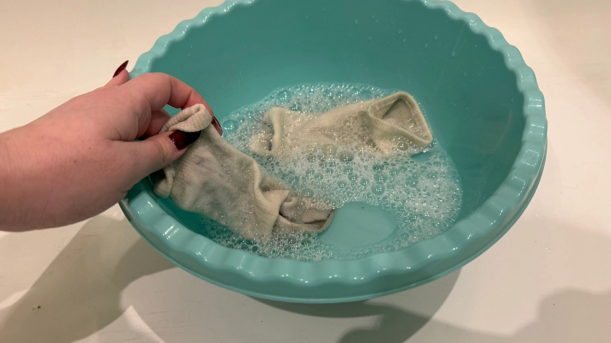 Не отбеливатель и не «Ваниш»: дешевый советский лайфхак отстирывает грязные носки на раз-два