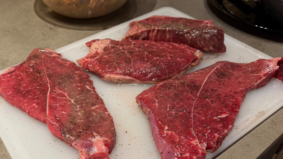 Забудьте про уксус: как ананас и киви делают мясо мягким за 30 минут - секрет, о котором мало знает