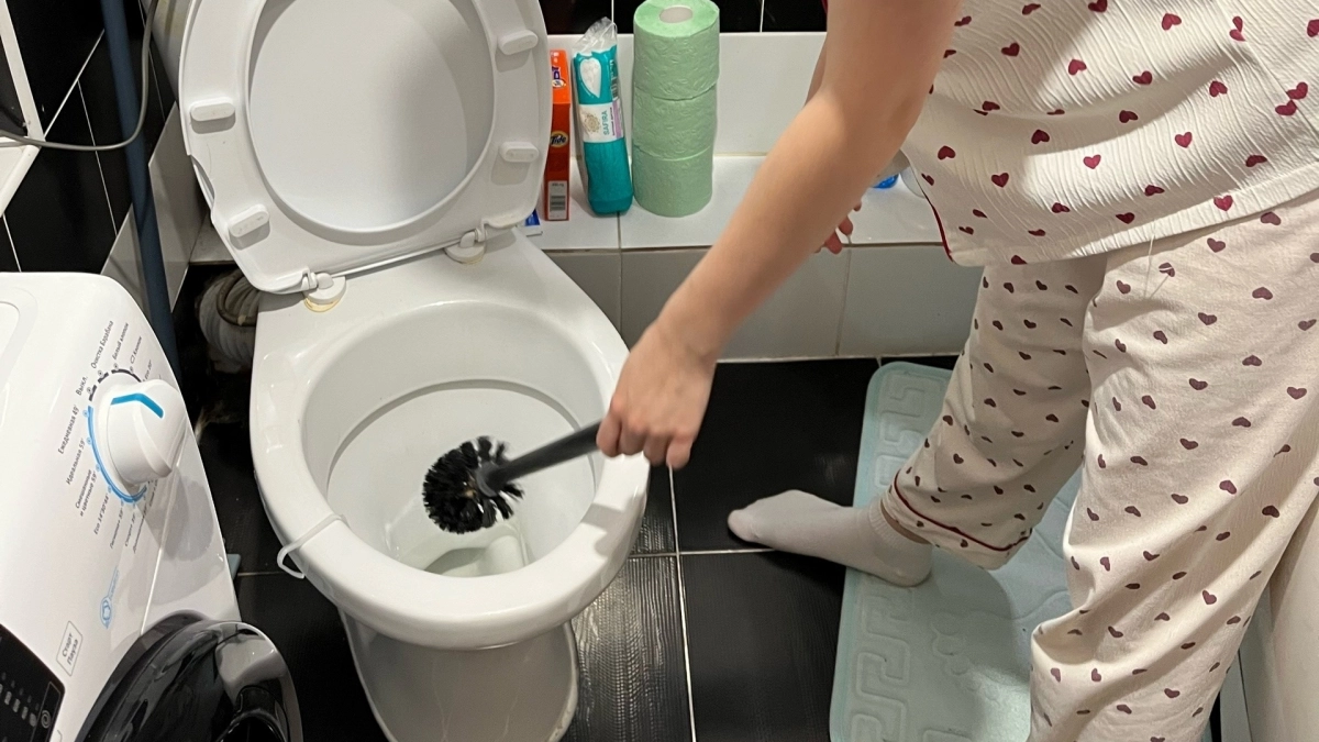 Больше не чищу унитаз ёршиком: нашла простой способ вернуть белоснежный вид без усилий и долгого трения