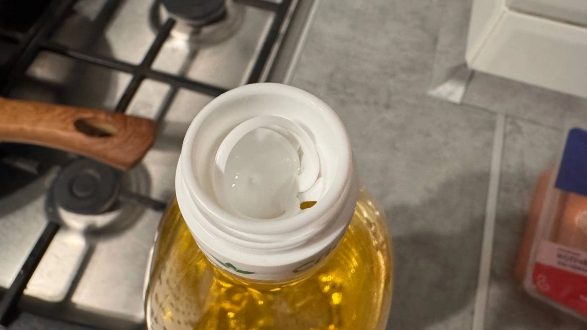 Я перестал выбрасывать заглушку от бутылки: теперь с её помощью наливаю масло тонкой струйкой без лишнего - крутой лайфхак