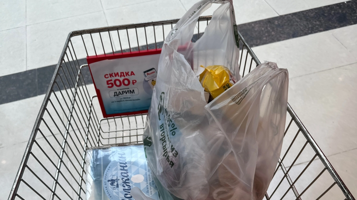 Тёща и жена научили меня открывать пакеты в магазине: 2 простых способа без нервов и очередей