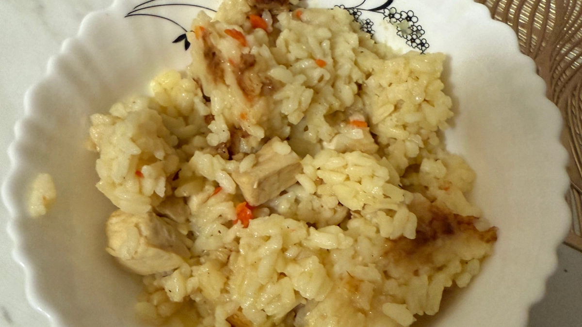 Я одна не понимаю, зачем льют холодную воду в плов? Пока соседи варят рисовую кашу с мясом, я заливаю кипяток из чайника — и зерно к зерну