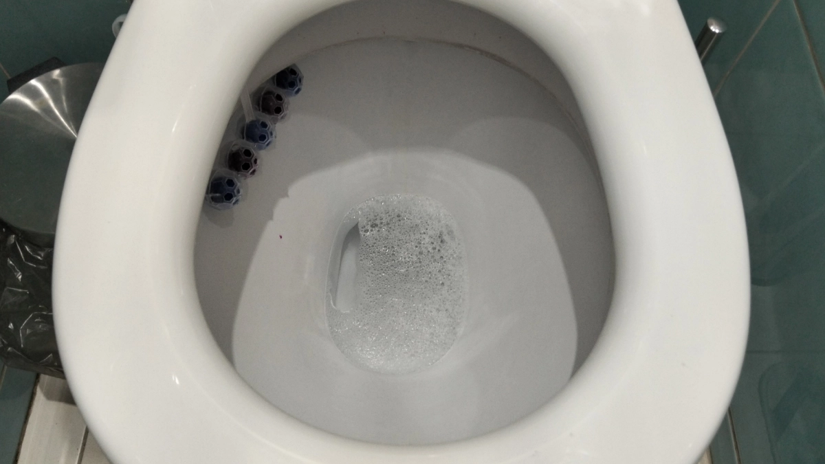 Унитаз как алмаз: простой способ убрать жёлтый налёт и вернуть белизну за считанные минуты (средство работает лучше покупных)