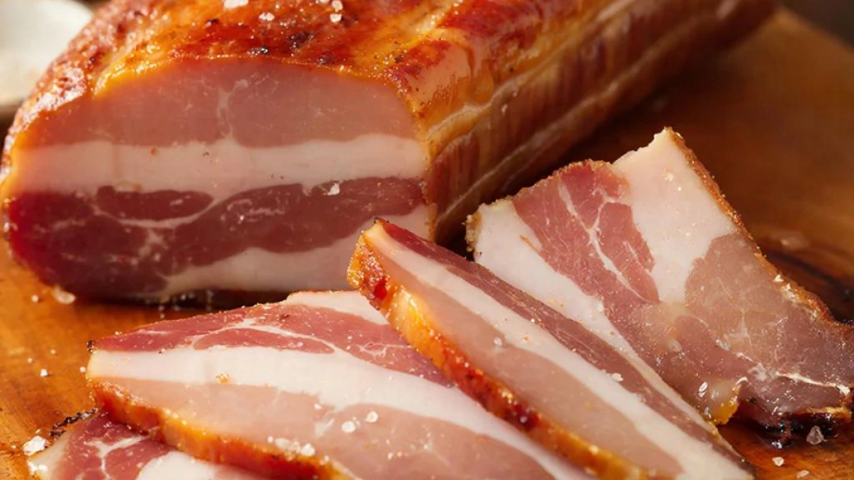 Сало фальшивого копчения (без луковой шелухи), съедается за 5 минут. Хочется готовить его снова и снова