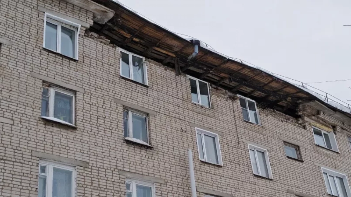 В Яранске дождь пробивает полиэтиленовую пленку и заливает балконы многоэтажки