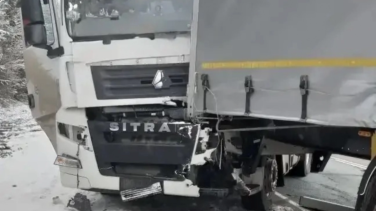 В Кировской области при столкновении трех фур травмы получили два человека