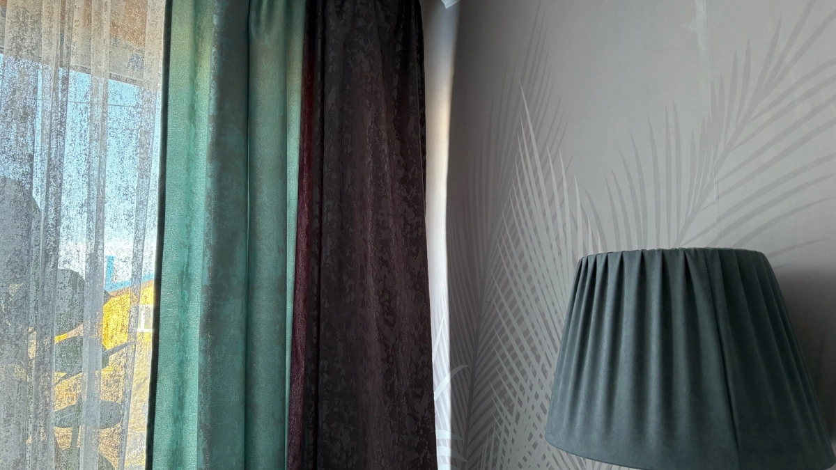 Недостаток солнца или контроль за улицей? Две версии, почему шведы вешают зеркала на окна вместо штор — и кто прав