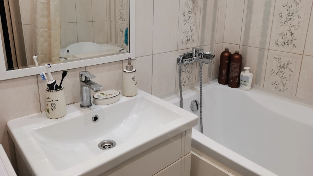 Пластиковый уголок для ванны — зло: желтеет, царапается, а под ним всегда живёт плесень — 2 способа сделать герметичный шов на годы