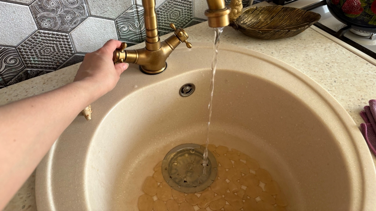 Никакой едкой химии: обычные дрожжи уничтожают запах в трубах лучше магазинных средств - крутой лайфхак