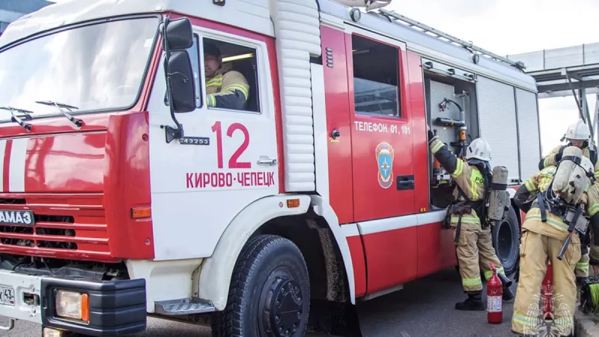 15 спасателей выезжали на борьбу с огнем в квартире в Кирово-Чепецке