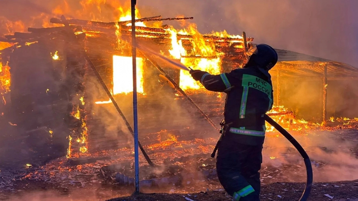 В Кировской области огнеборцы тушили мощный пожар