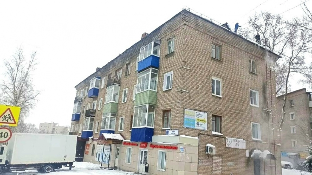 Крыши жилых домов снова очищают от снега из-за непогоды в Кирово-Чепецке