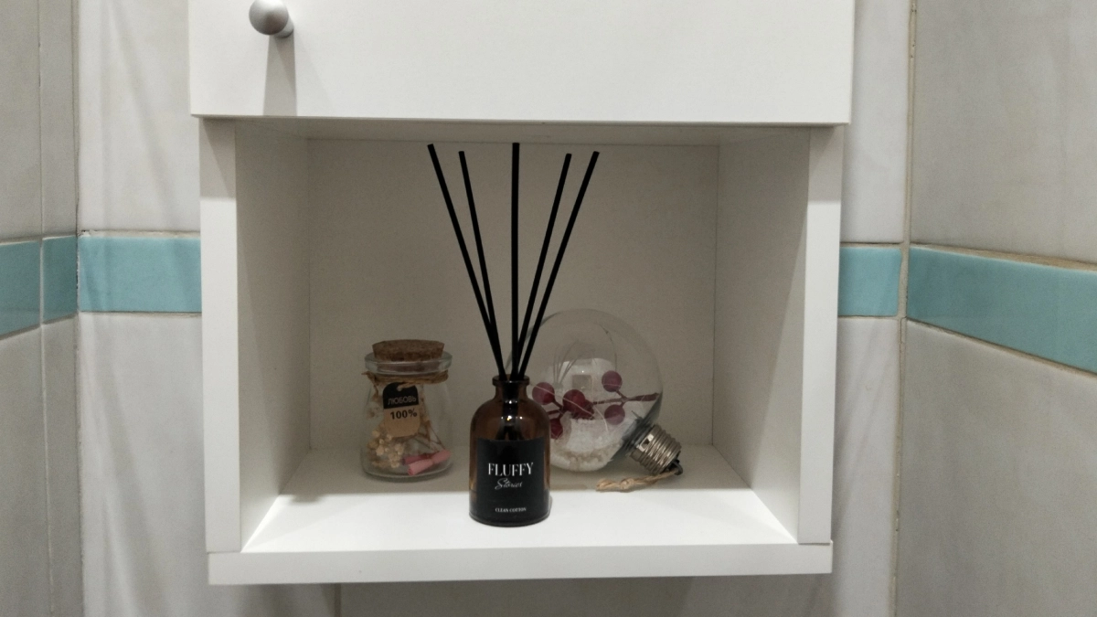 Хватит тратить деньги на дорогие аэрозоли: дешёвый трюк сантехника, который убирает запах в туалете за секунды