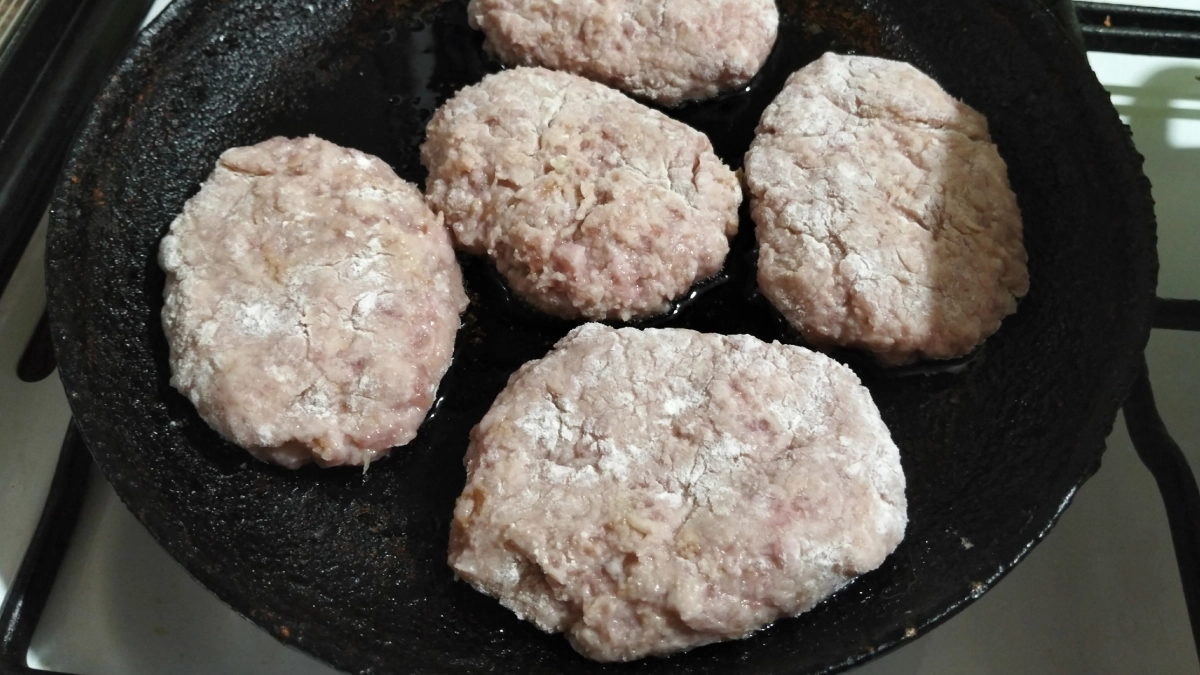 Котлетки «Дожить до зарплаты»: 50 рублей за килограмм — мужчины не догадываются, что они без мяса