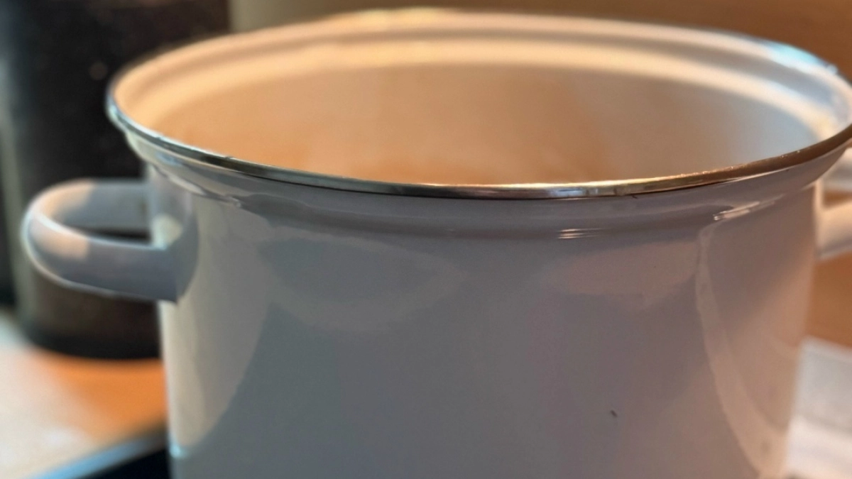 Выбросил кастрюлю со сколотой эмалью — и пожалел: дед показал способ с «донором», посуда как новая за 15 минут