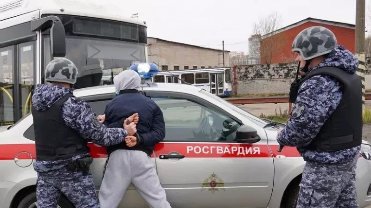 Росгвардейцы скрутили двух дебоширов, устроивших драку у чепецкого кафе