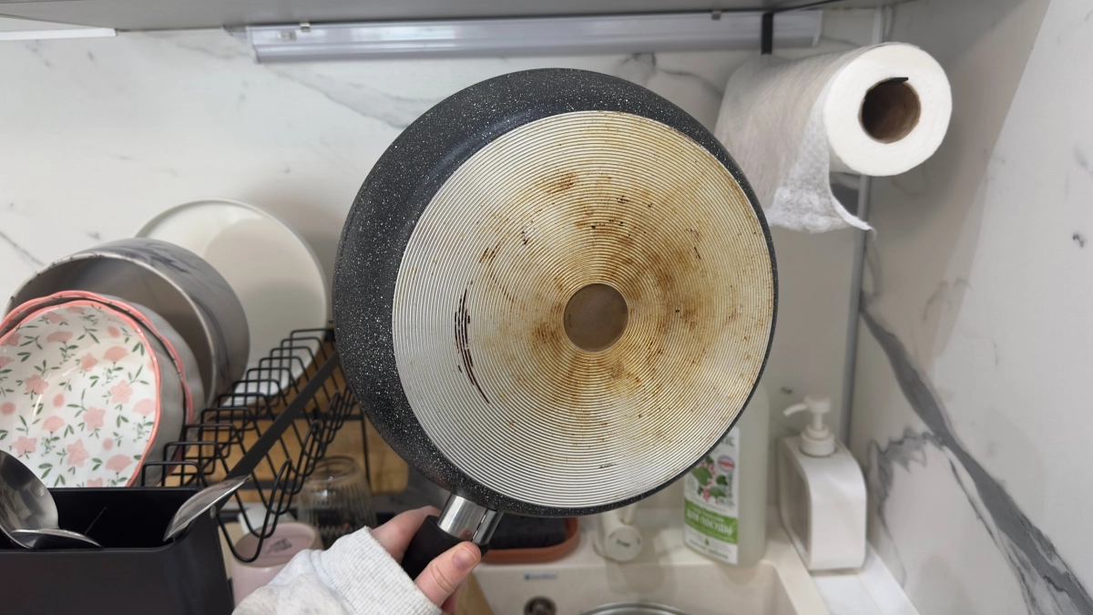 Никогда не оттирала пригар так легко: дешёвое средство есть в каждом доме - посуда как новая