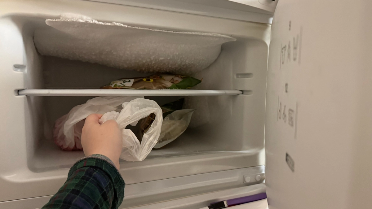 Перестала мучиться с разморозкой холодильника: один дешёвый лайфхак — и снежная шуба больше не появляется