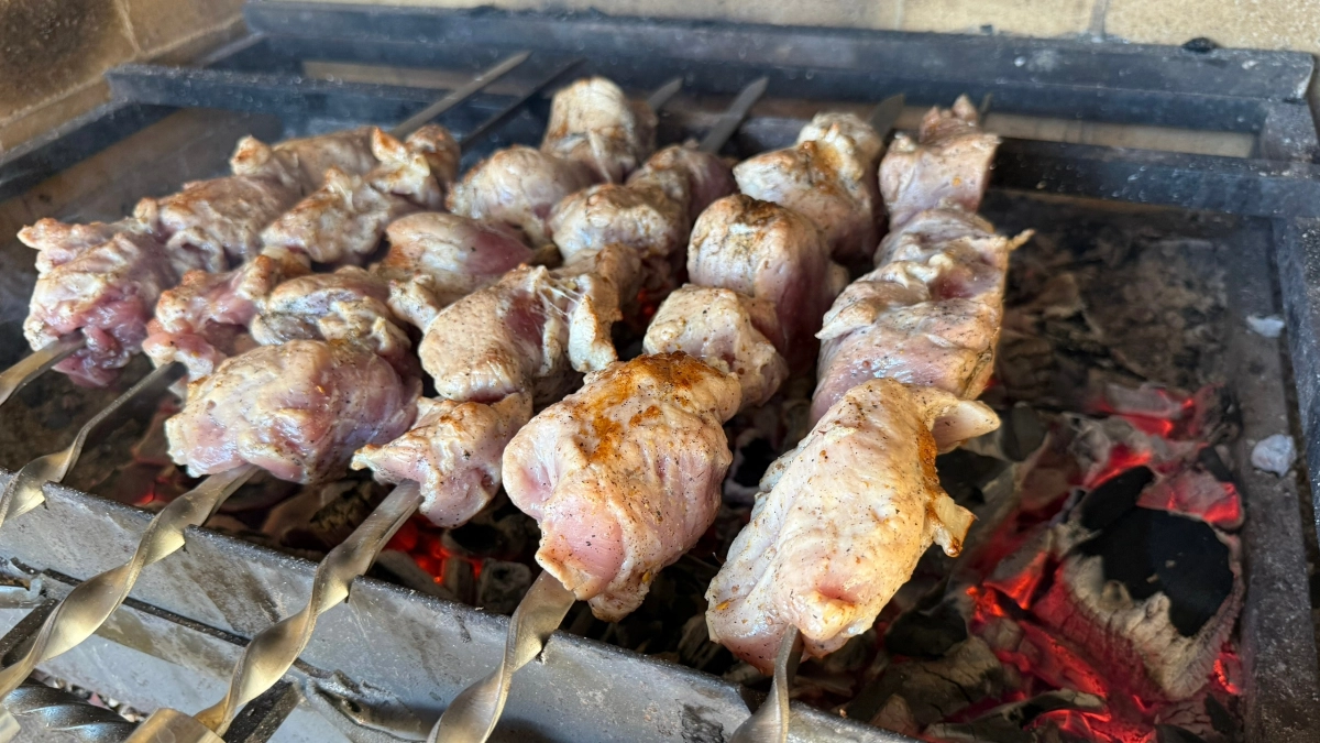 На майские готовлю банками: этот соус к шашлыку затмил все другие варианты — делюсь рецептом