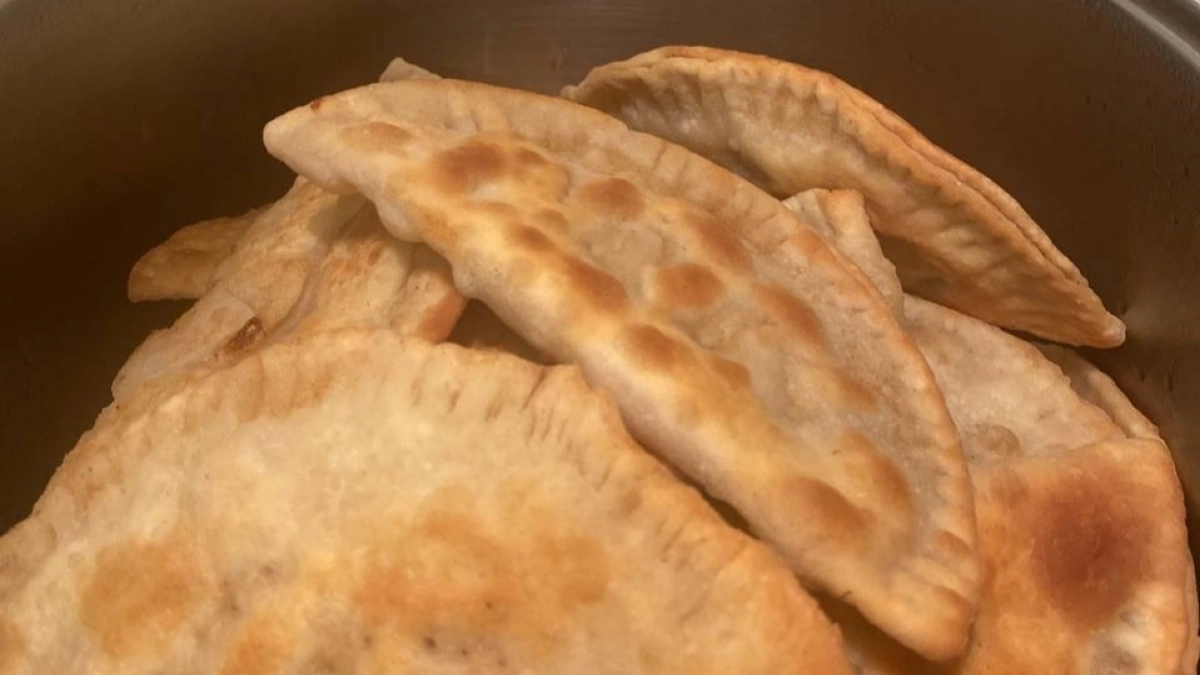 Чебуреки для лентяев: тортильи с куриным фаршем и сыром на сковороде — готовятся за 15 минут проще пареной репы