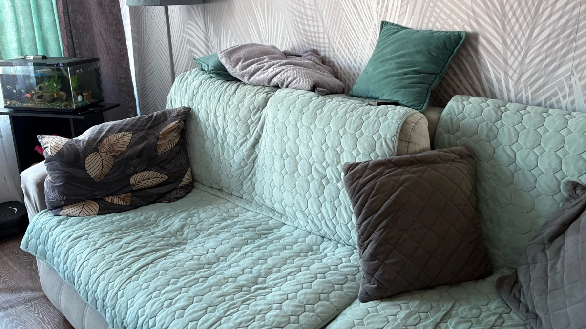 Накидки на диван: колхоз или необходимость? Плюсы и минусы пледов, чехлов и стоит ли их покупать