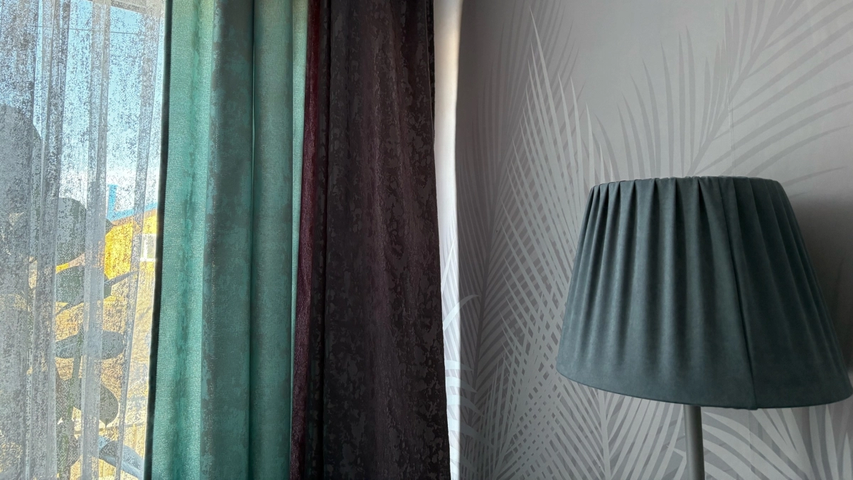 Больше никаких пыльных занавесок: современные альтернативы для гостиной, спальни и кухни, модные в 2026 году