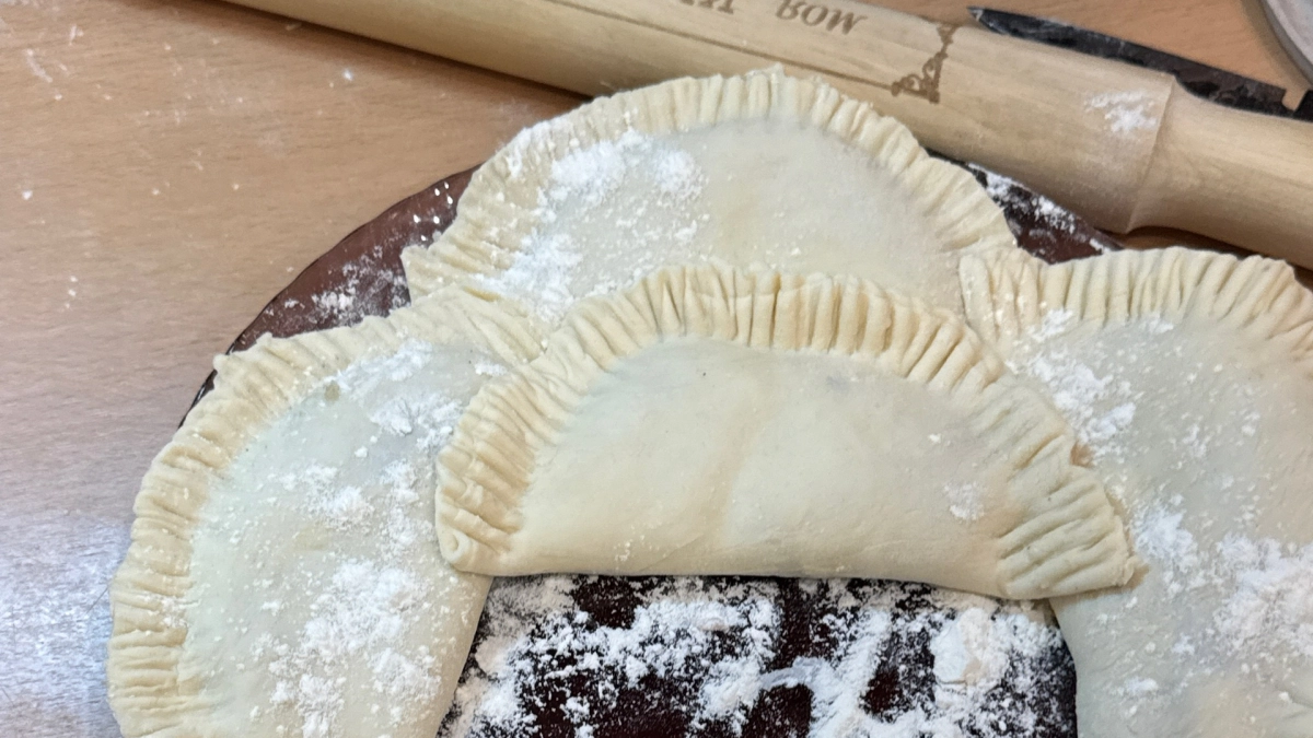 Пузырчатые чебуреки, как в чебуречной: подробный рецепт с секретами теста на кипятке - сока много, хруст слышно на весь дом