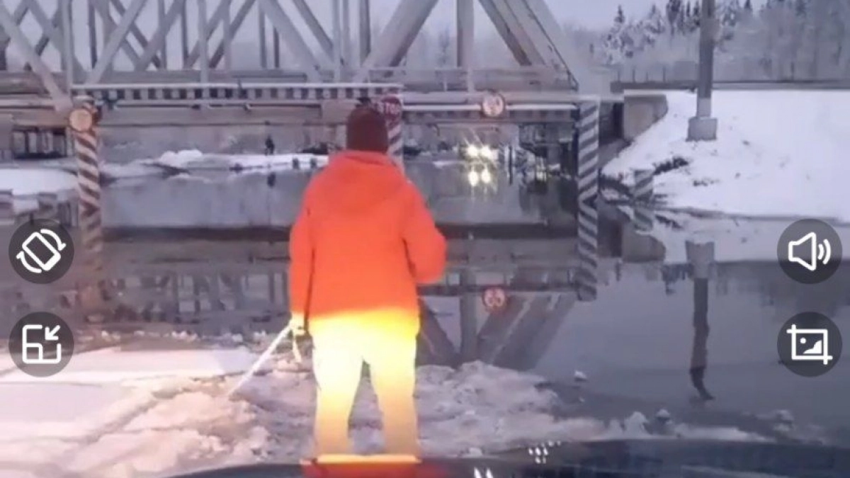 Дорога в Каркино затоплена: чепчане вынуждены ходить пешком более 3-х километров по глине