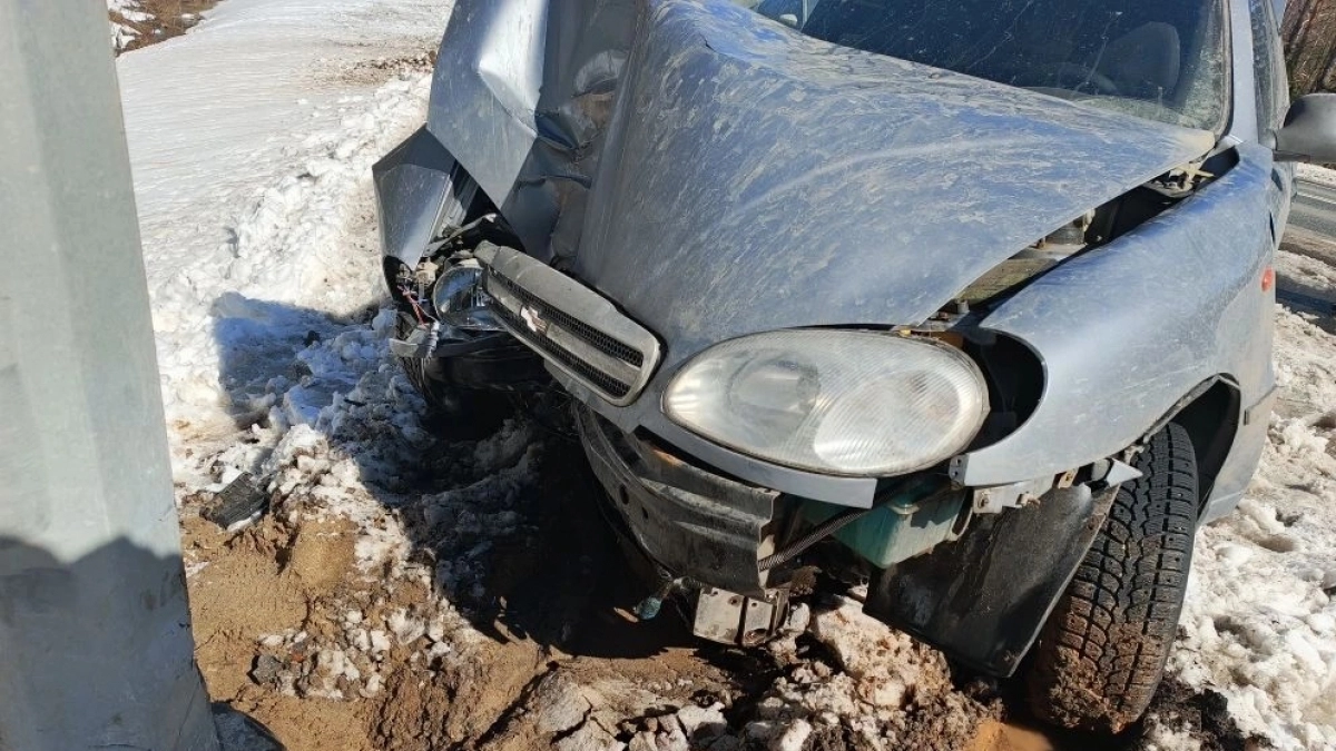 68-летний водитель легковушки влетел в опору ЛЭП в Кировской области
