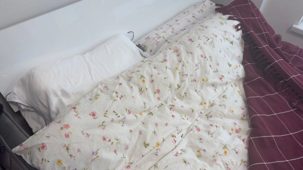 Как выбрать постельное бельё без вреда для кожи: натуральные ткани, безопасные красители и правильный уход