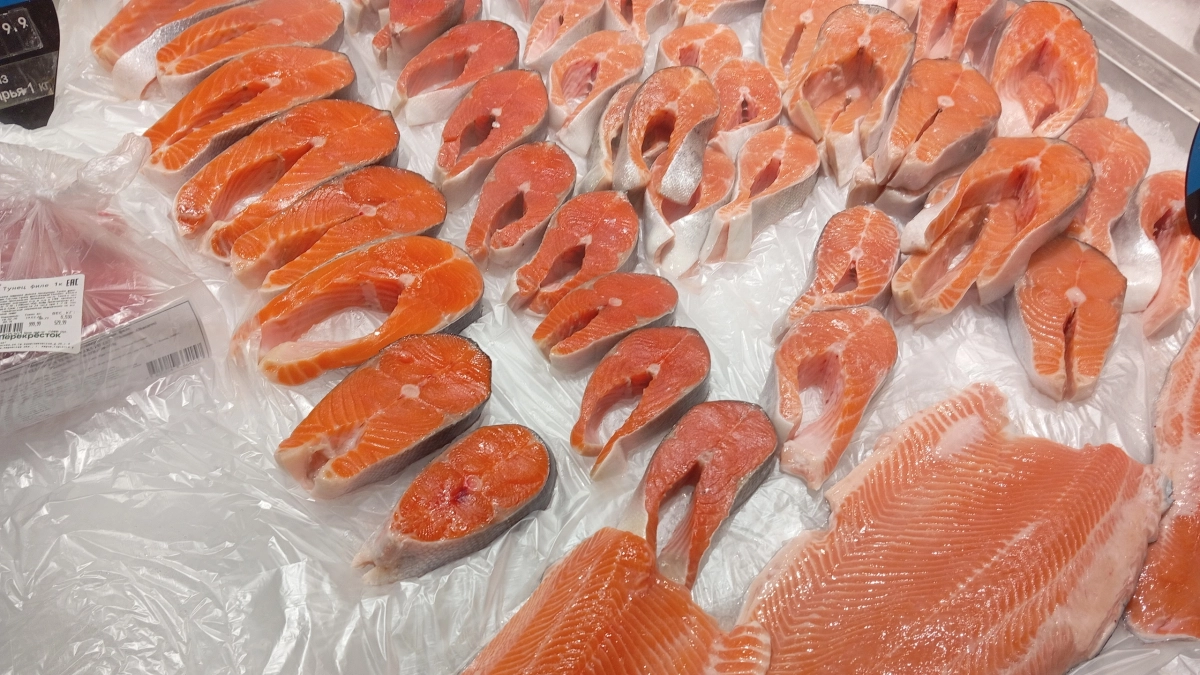 Почему горбуша в магазине стоит 300 рублей, а сёмга и форель — 1500, если все они лососи? Подробный разбор эксперта