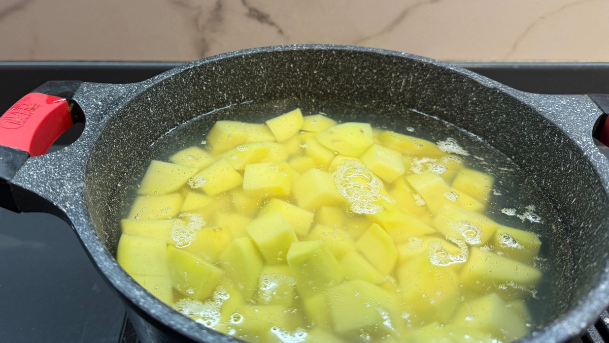 Почему картофель нужно замачивать перед жаркой - 90% хозяек об этом не знают и получают кашу вместо хрустящих долек