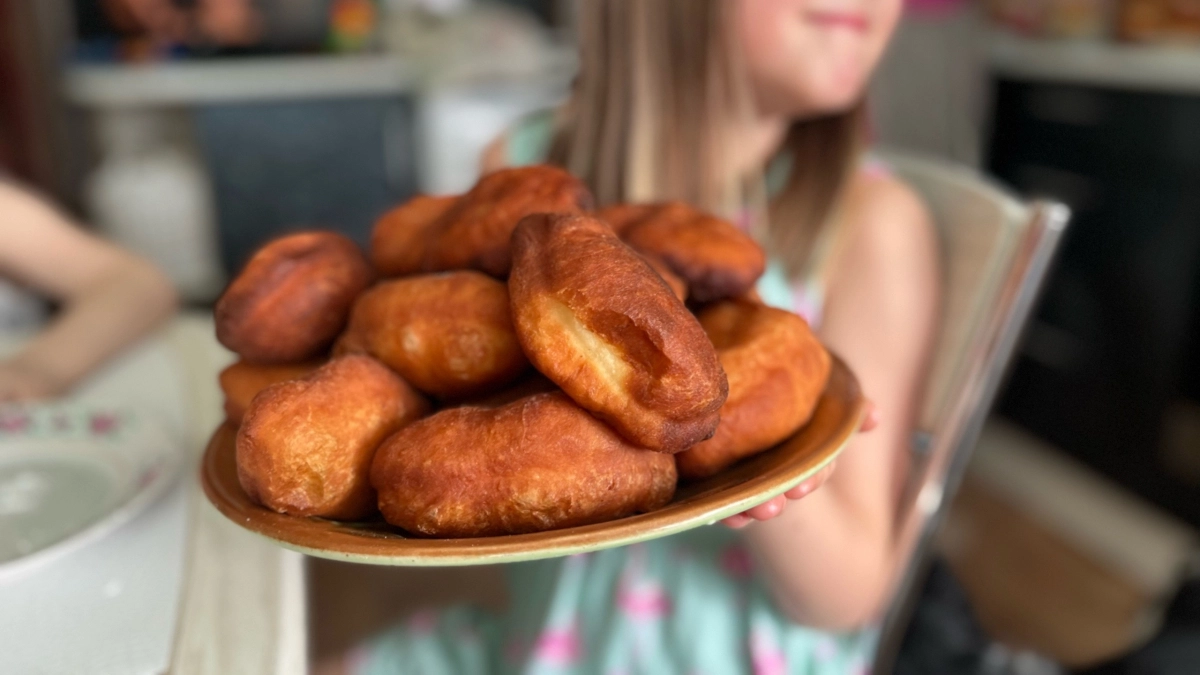 Ленивые пирожки для занятых хозяек: вкус как у бабушки, а возни — на 10 минут