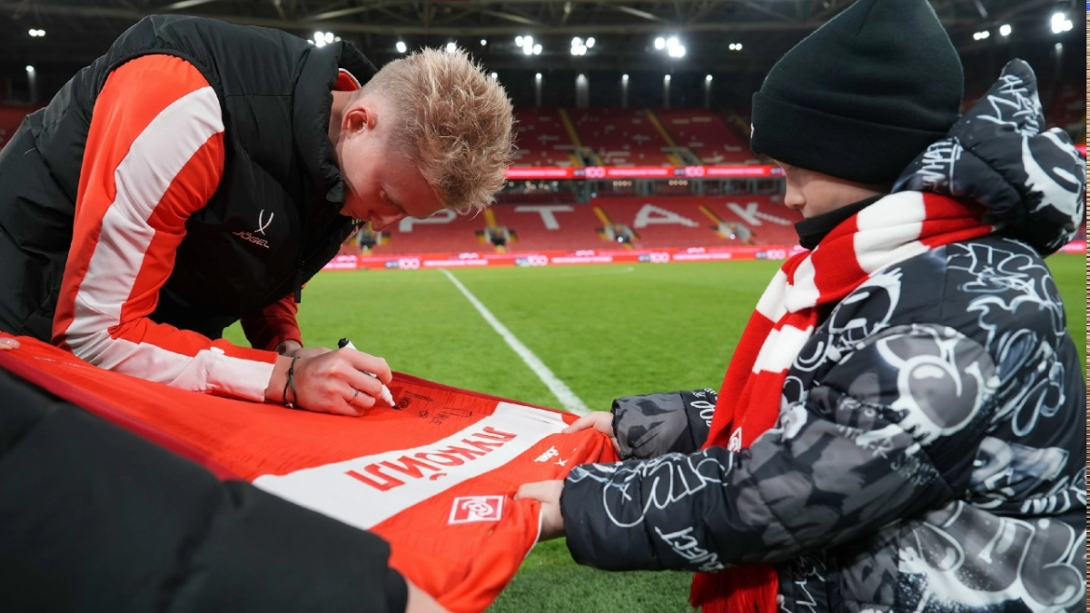 Игрок "Спартака" встретился со школьником из Кировской области