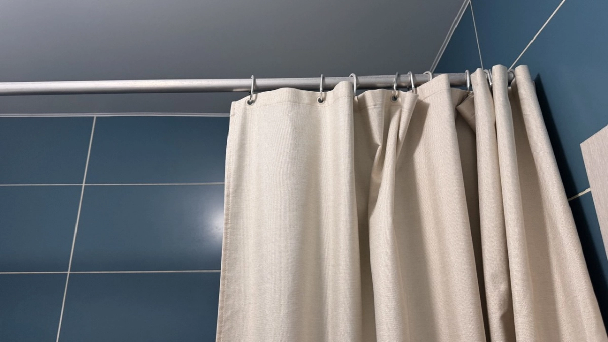 Хватит гадать на кофейной гуще: пошаговая инструкция по выбору шторки для ванны — замеры, запасы и 3 идеальных материала