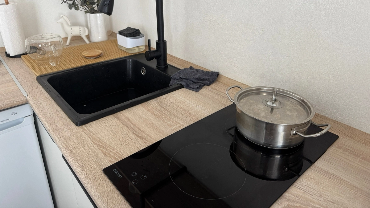 Индукционная плита блестит как новая: секрет микрофибры, уксуса и нашатырного спирта от эксперта по уборке