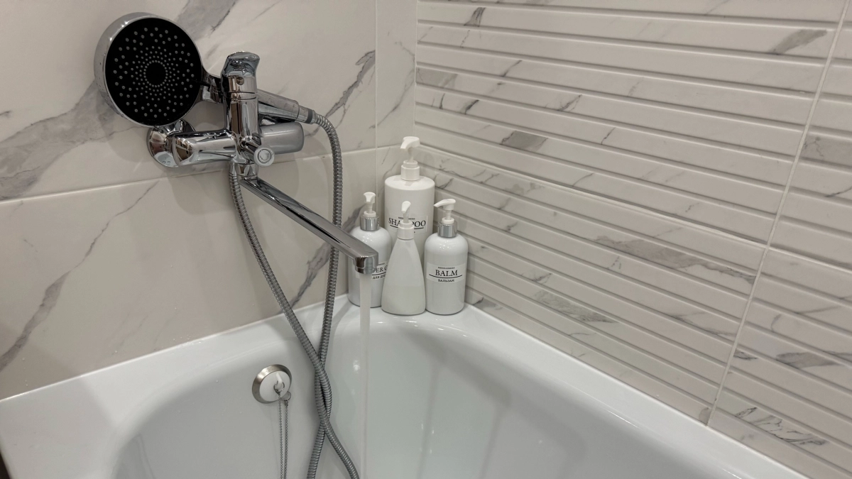 Не гниёт, не впитывает запахи и не боится химии в ванной: это покрытие - идеальный выбор для влажных помещений